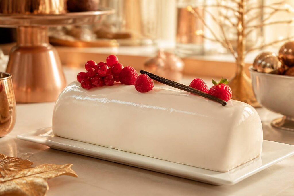 Bûche de Noël au glaçage miroir blanc et fruits rouges